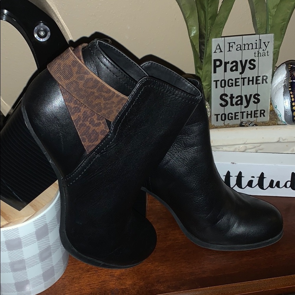 Kenneth Cole Leather Booties Black with Leopard Wrap Back Strap Size 7.5 EUC